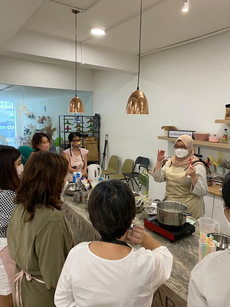 Nabilah teaching a jelly art class